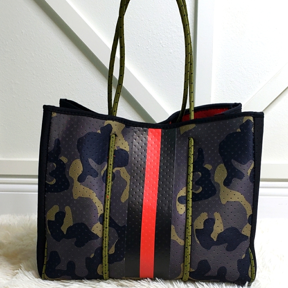 [N.W.T] Camo print Neoprene Tote